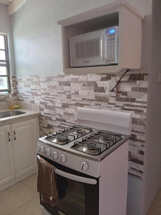 Michand Guest Apartments- Cozy One Or Two Bedroom- 5 Walk Minutes From Airport 10 Mins Drive To Oistins Or Beach Крайст-Черч Екстер'єр фото