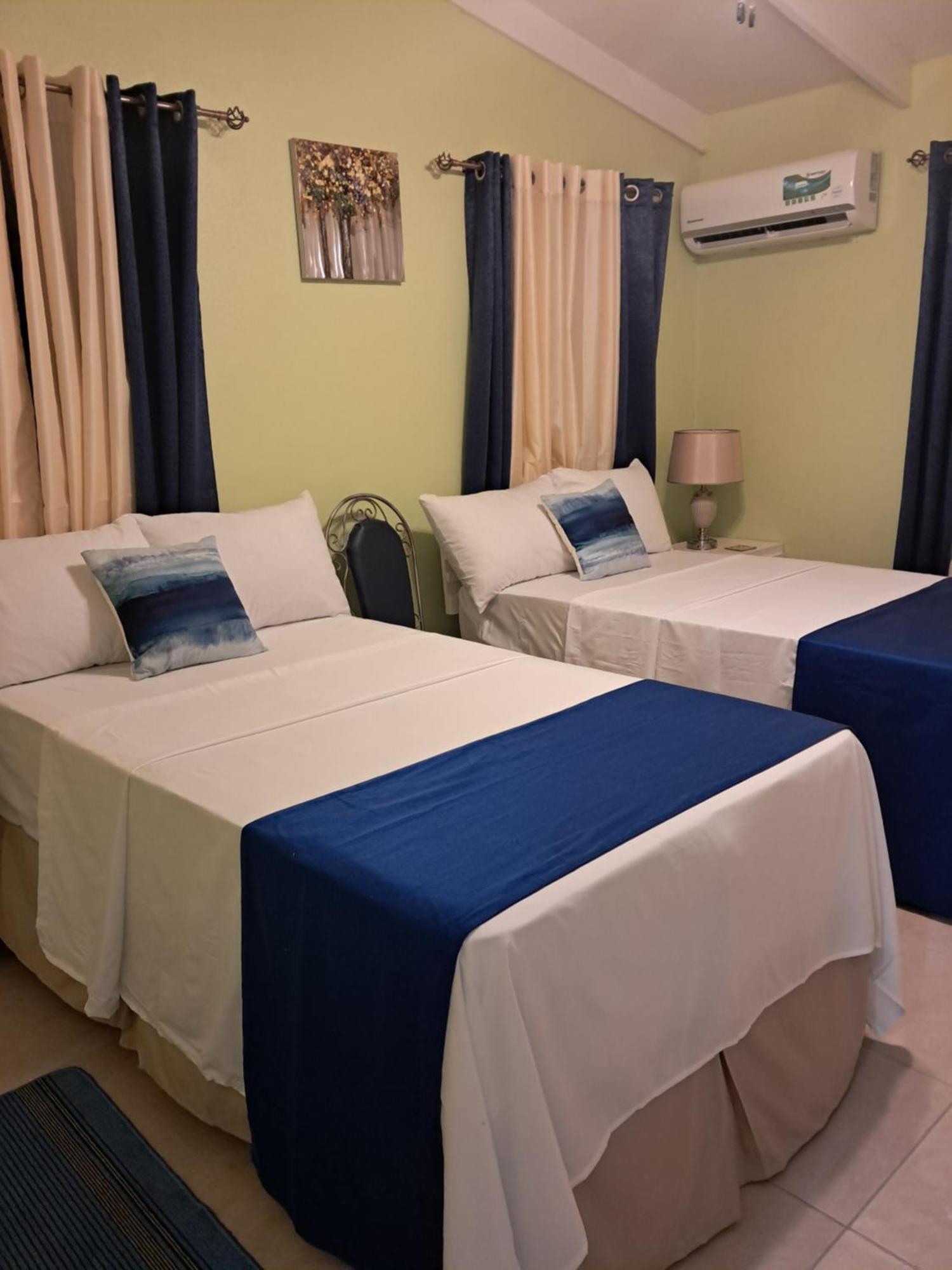 Michand Guest Apartments- Cozy One Or Two Bedroom- 5 Walk Minutes From Airport 10 Mins Drive To Oistins Or Beach Крайст-Черч Екстер'єр фото