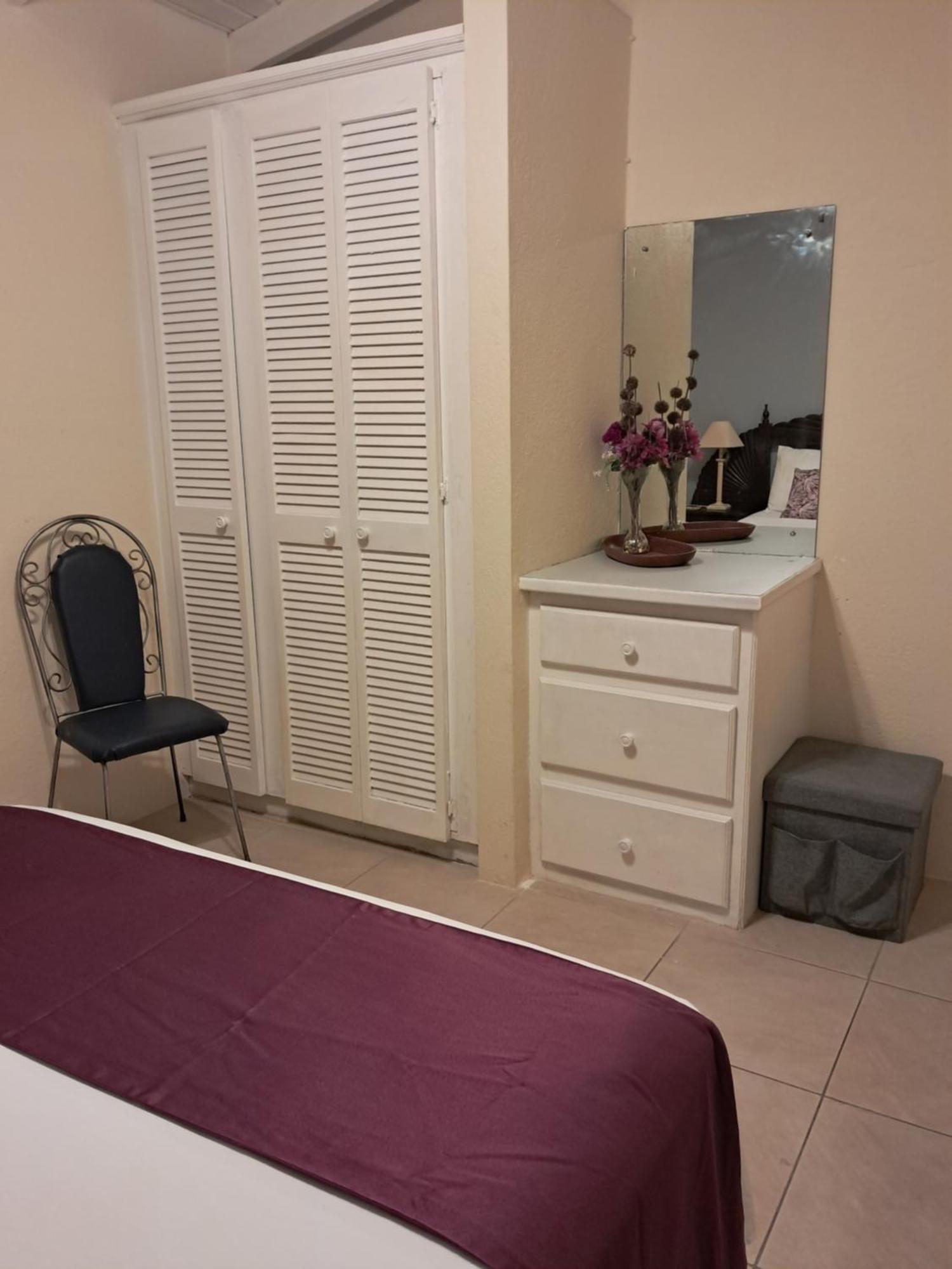 Michand Guest Apartments- Cozy One Or Two Bedroom- 5 Walk Minutes From Airport 10 Mins Drive To Oistins Or Beach Крайст-Черч Екстер'єр фото