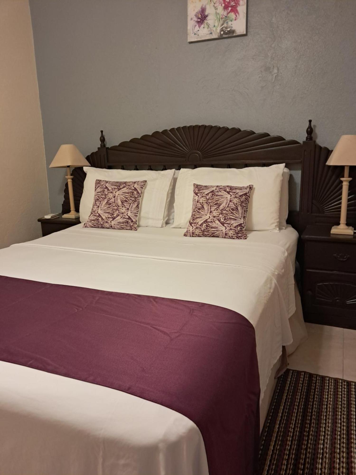 Michand Guest Apartments- Cozy One Or Two Bedroom- 5 Walk Minutes From Airport 10 Mins Drive To Oistins Or Beach Крайст-Черч Екстер'єр фото