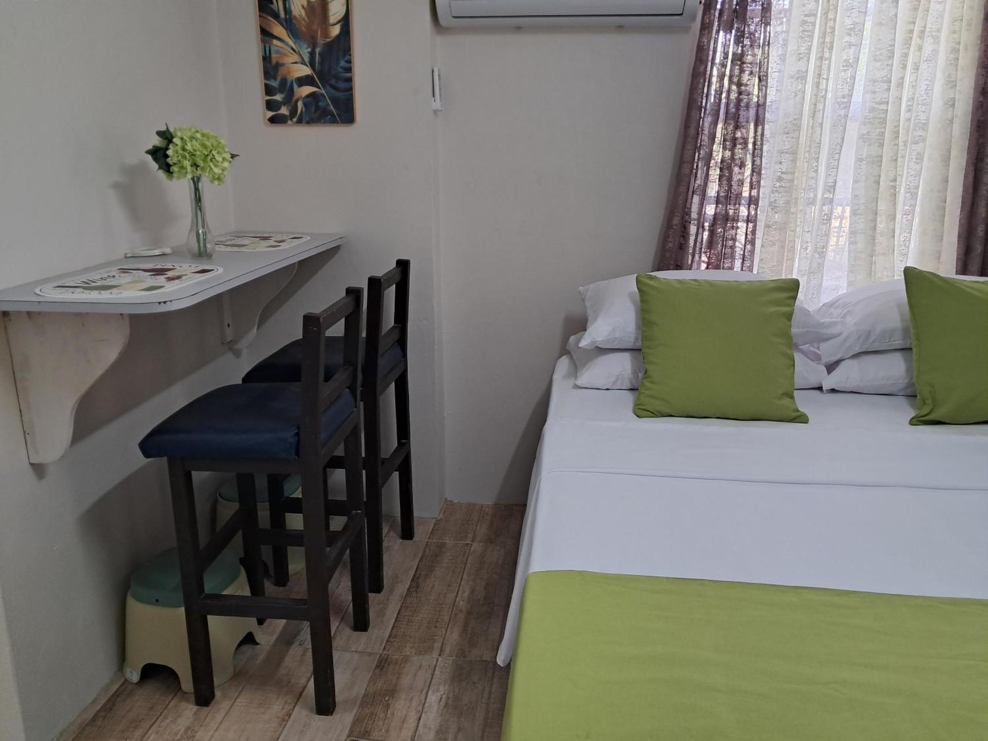 Michand Guest Apartments- Cozy One Or Two Bedroom- 5 Walk Minutes From Airport 10 Mins Drive To Oistins Or Beach Крайст-Черч Екстер'єр фото