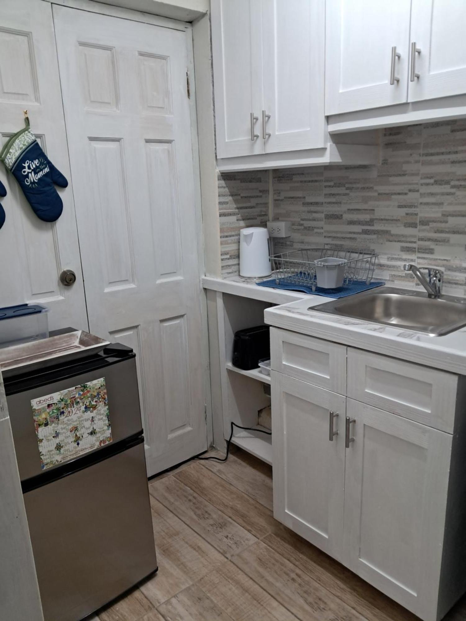 Michand Guest Apartments- Cozy One Or Two Bedroom- 5 Walk Minutes From Airport 10 Mins Drive To Oistins Or Beach Крайст-Черч Екстер'єр фото