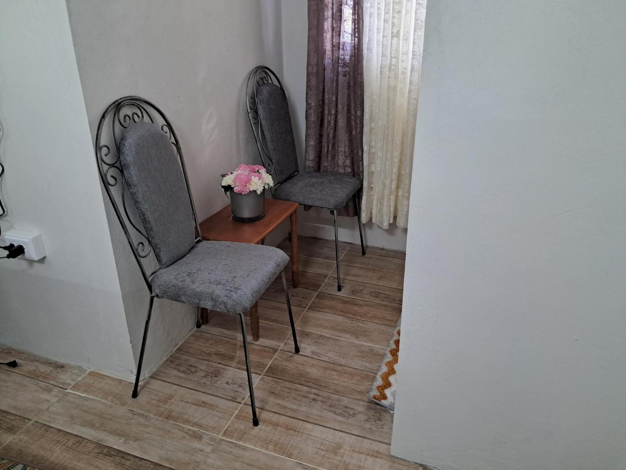Michand Guest Apartments- Cozy One Or Two Bedroom- 5 Walk Minutes From Airport 10 Mins Drive To Oistins Or Beach Крайст-Черч Екстер'єр фото