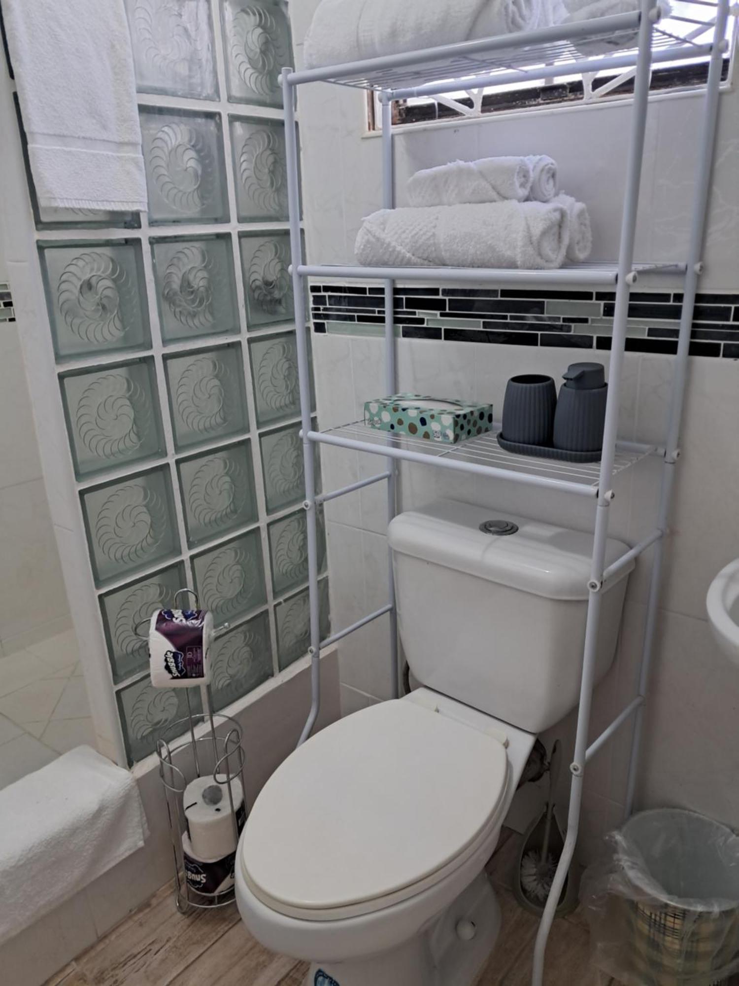 Michand Guest Apartments- Cozy One Or Two Bedroom- 5 Walk Minutes From Airport 10 Mins Drive To Oistins Or Beach Крайст-Черч Екстер'єр фото