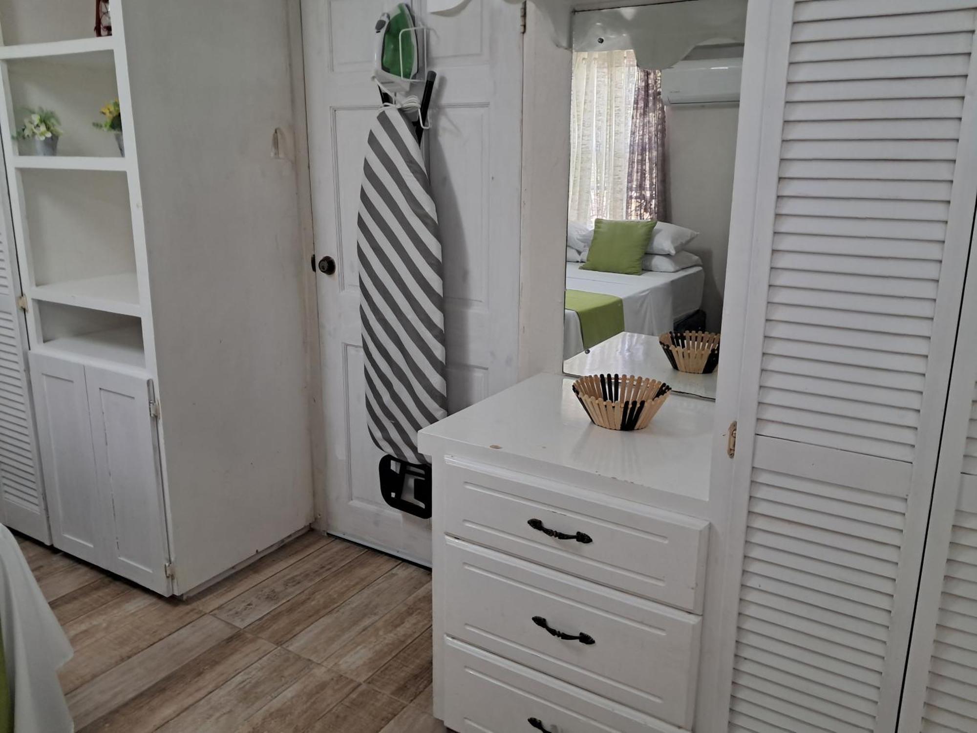 Michand Guest Apartments- Cozy One Or Two Bedroom- 5 Walk Minutes From Airport 10 Mins Drive To Oistins Or Beach Крайст-Черч Екстер'єр фото