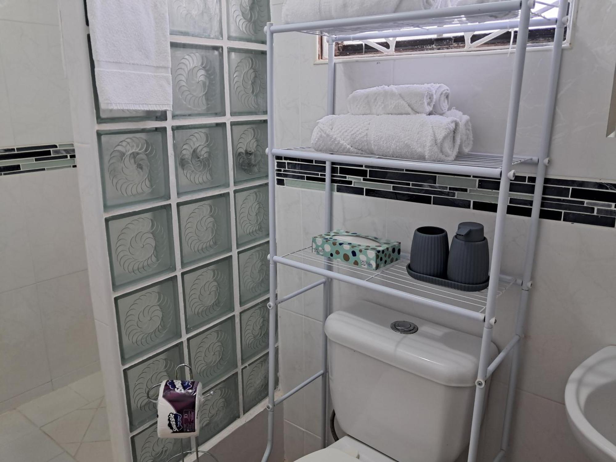Michand Guest Apartments- Cozy One Or Two Bedroom- 5 Walk Minutes From Airport 10 Mins Drive To Oistins Or Beach Крайст-Черч Екстер'єр фото